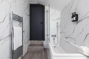 Modern Terrace, 2 Bathroom, Patio, Free Parking