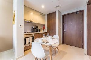 Canal View, Easy Downtown Access, Reva Residences, Business Bay by Deluxe Holiday Homes