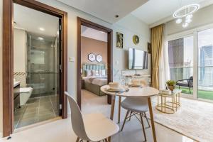 Canal View, Easy Downtown Access, Reva Residences, Business Bay by Deluxe Holiday Homes