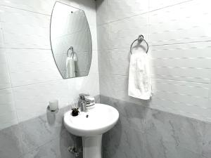 Naka Executive Balcony Apartment With Amazing Lake View, GYM