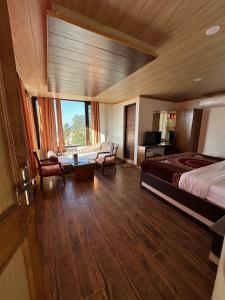 Hotel Lords Regency - Connected to Mall Road