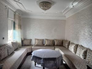 Appartement bien équipé ensoleillé au 4emme étageet proche de rabat à Salé el jadida