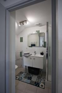 La Petite Escale: Parking Privé et petit extérieur