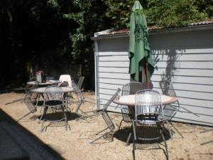 La Petite Escale: Parking Privé et petit extérieur