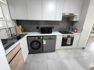 1 On York Apartment A6 - George