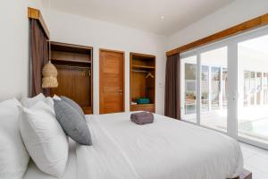 Modern Uluwatu Pool Villa with rooftop