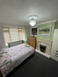 Lovely 4 bed house with patio & bbq