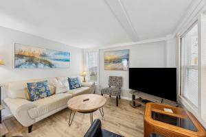 Spacious Beachfront Duplex - Dog Friendly - Downstairs - 124 S Fletcher