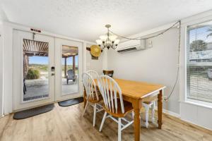 Spacious Beachfront Duplex - Dog Friendly - Downstairs - 124 S Fletcher