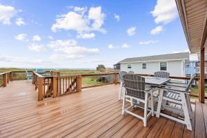 Spacious Beachfront Duplex - Top Floor - Dog Friendly - 124 S Fletcher