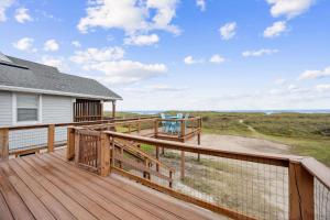 Spacious Beachfront Duplex - Top Floor - Dog Friendly - 124 S Fletcher