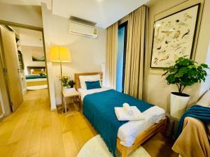 Cozy Spacious 1BR 2Bed GardenView 500m BTS Thonglo, Samitivej, SKV49, Rooftop Pool, Fast 500mbps wifi