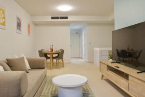 1BR Waterfront Apartment in Barangaroo with Free Private Parking