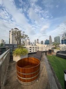 Spacious Bedroom- 2 mins from Train Station