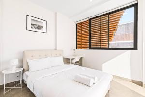 Heart of Redfern: Modern 2BR Apt + Balcony