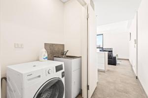 Heart of Redfern: Modern 2BR Apt + Balcony