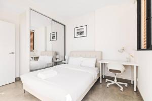 Heart of Redfern: Modern 2BR Apt + Balcony