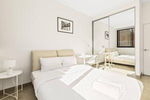 Heart of Redfern: Modern 2BR Apt + Balcony