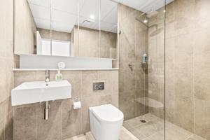 Heart of Redfern: Modern 2BR Apt + Balcony