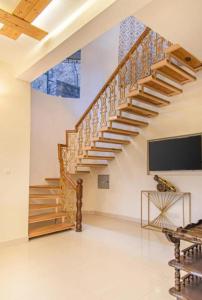 The Himalayan Mansion I Pet friendly & Serviced Villa I Open Air Lawn I Bonfire Available I Kasauli By Exotic Stays