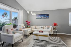 Bright 4BR Near MSU & Downtown home