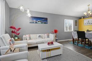 Bright 4BR Near MSU & Downtown home