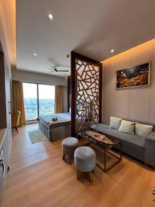 Vaelora Stay - Skyline Studio with glass wall