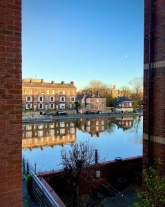 Riverside city-centre apartment with parking