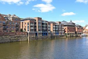 Riverside city-centre apartment with parking