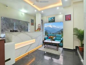 LA Riqueza Dhanolti View - Mountain View Rooms - Near to Eco Park & Surkanda Devi Temple