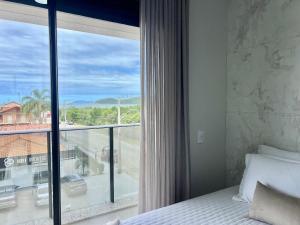 Lindo! Apto com piscina na Praia de Palmas. DK02J