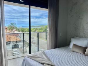 Lindo! Apto com piscina na Praia de Palmas. DK02J