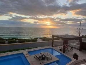 SEA-FRONT VILLA, Isla Mujeres! Stunning Sea Views!