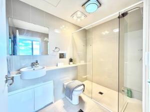 Modern Penthouse 7-min Walk to Station & Westfield