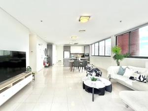 Modern Penthouse 7-min Walk to Station & Westfield