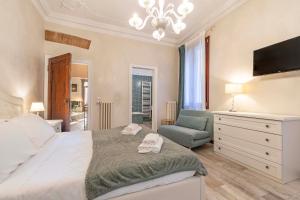 Domus Rialto Balcony best view on the Grand Canal