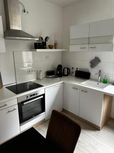 Interior Apartments - Service Apartments in Bahnhofsnähe und UNESCO-Bergpark mit Parkplatz, EBK, kinderfreundlich, Familienzimmer