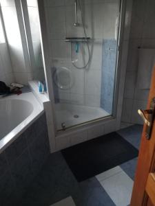 Tweepersoonskamer met gezamenlijk gebruik van badkamer en toilet