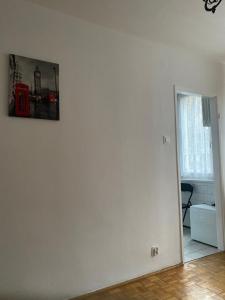 Skromne mieszkanie na nocleg w pobliżu metra Kondratowicza, 22 minuty metrem do Stadionu Narodowego,расстояние 5 станций метро до офиса для прохождения теста CES для моряков