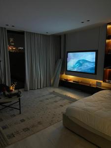 استديو بجلسة خارجية مطلة على كافد المالية