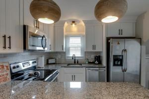 Steps from Hillsboro Village, Downtown 9 mins away