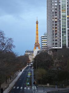 Eiffel Tower 10 min Walk Charming Studio by Seine