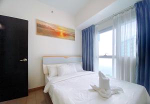 120 Sqm Luxurious Modern 3 Bedrooms Facing Manila Bay Sunset, Airports, Okada, Solaire, MOA with Free Parking