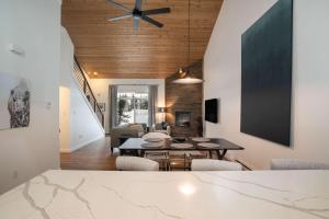 The Drift at Firelight - Private Hot Tub - Walk to Town Center