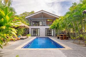 Villa Bernard - luxurious home walking distance to the beach