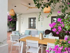 VILLA AMIRA ,sea and mountains panoramic views ,pistas de golf MARBELLA club golf resort