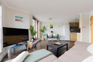 Contemporary 2BDR Flat with Waterside Views