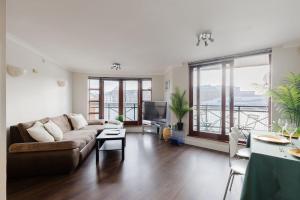 Contemporary 2BDR Flat with Waterside Views