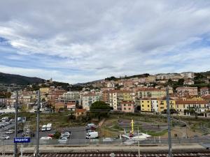 HOST4U - Vista Valle a pochi passi dalla Stazione e Centro di Imperia