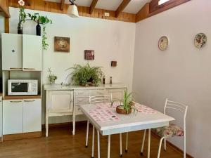 Cabaña con Patio y Árboles